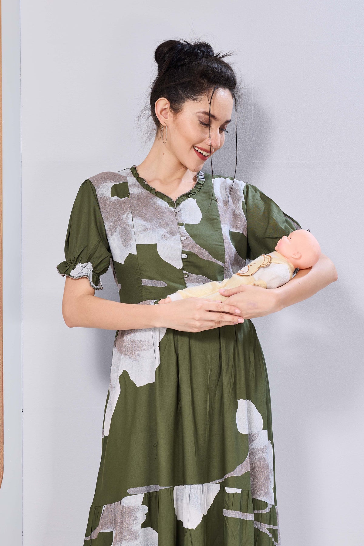 Stylish Picoting Maternity & Feeding Maxi Dress – Black & Grey Watercolour Floral Nursing Frock with Invisible Zipper & Frill Sleeves