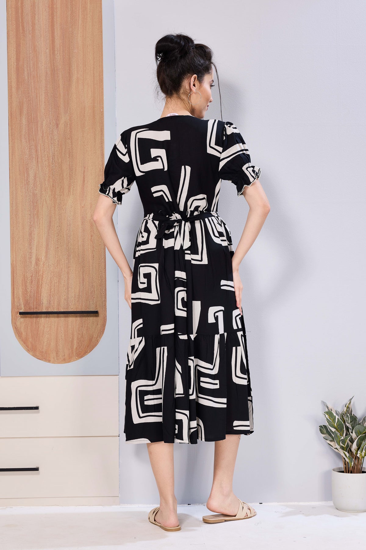Stylish Picoting Maternity & Feeding Maxi Dress – Black & White Abstract Geometric Nursing Frock with Invisible Zipper & Scalloped Sleeves