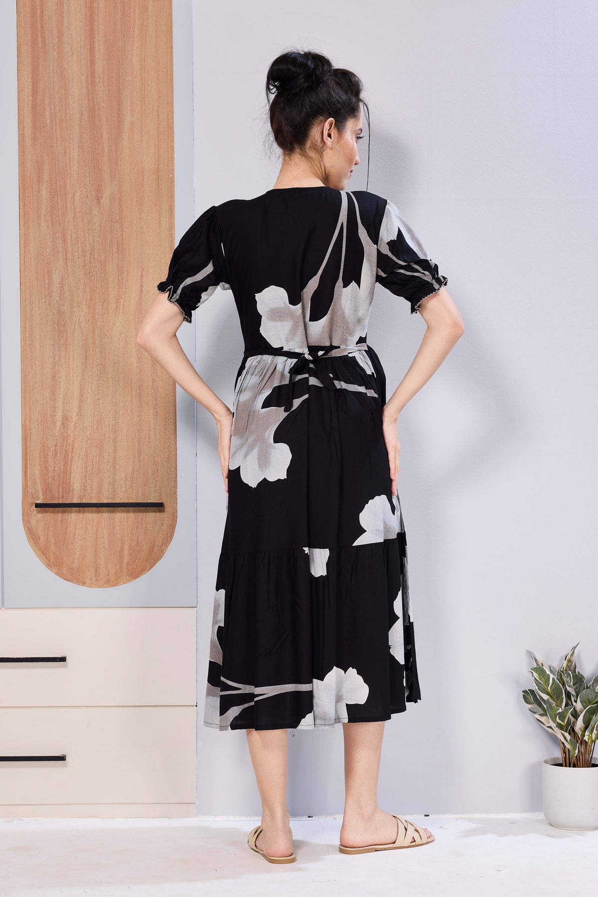 Stylish Picoting Maternity & Feeding Maxi Dress – Black & Grey Watercolour Floral Nursing Frock with Invisible Zipper & Frill Sleeves