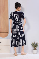 Stylish Picoting Maternity & Feeding Maxi Dress – Black & White Abstract Geometric Nursing Frock with Invisible Zipper & Scalloped Sleeves