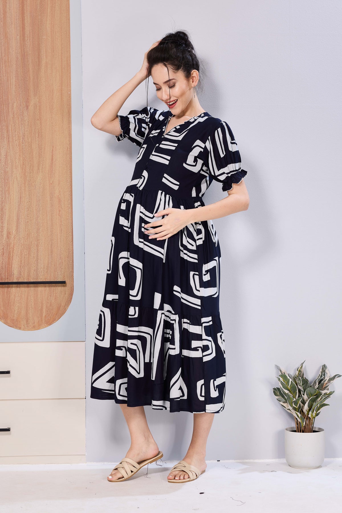 Stylish Picoting Maternity & Feeding Maxi Dress – Black & White Abstract Geometric Nursing Frock with Invisible Zipper & Scalloped Sleeves