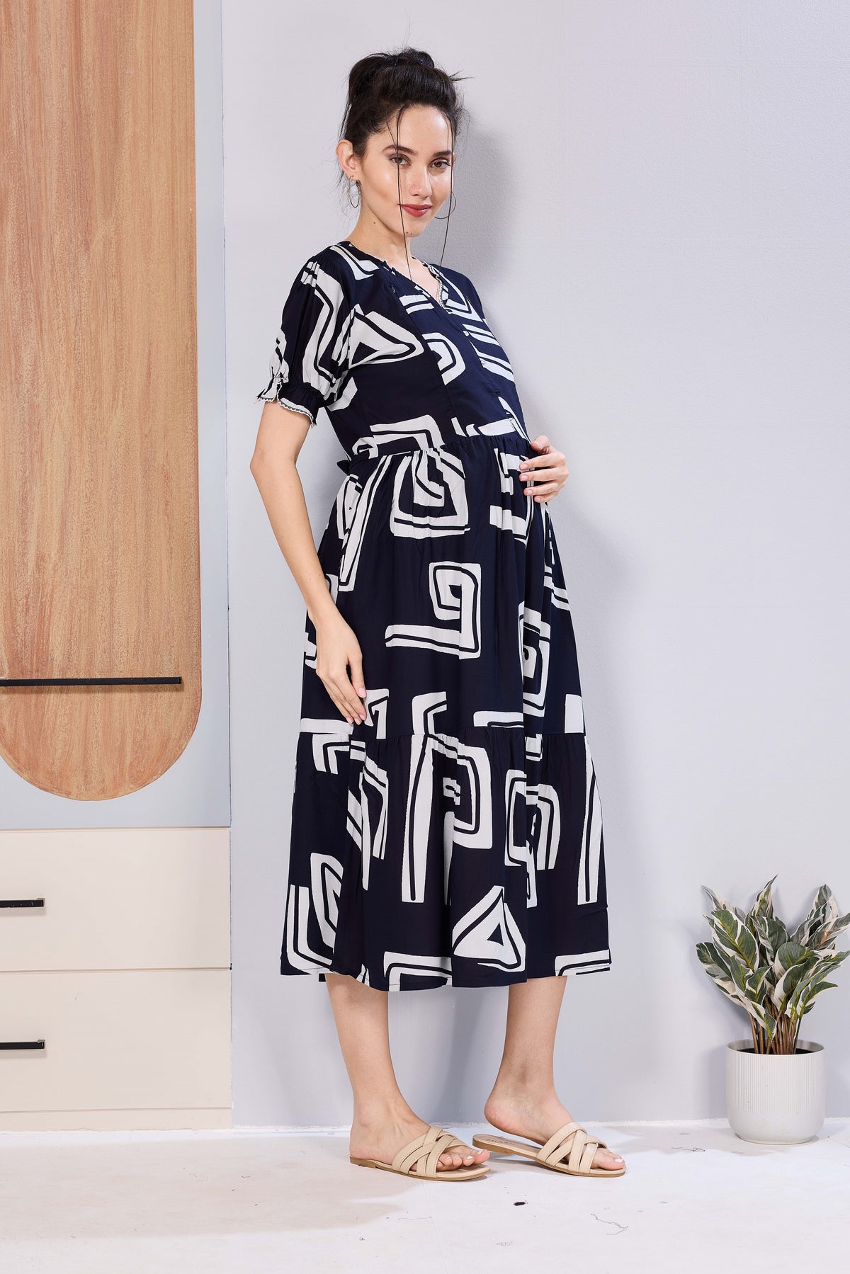 Stylish Picoting Maternity & Feeding Maxi Dress – Black & White Abstract Geometric Nursing Frock with Invisible Zipper & Scalloped Sleeves