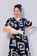 Stylish Picoting Maternity & Feeding Maxi Dress – Black & White Abstract Geometric Nursing Frock with Invisible Zipper & Scalloped Sleeves