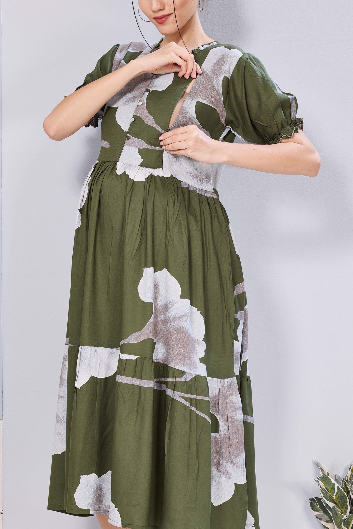 Stylish Picoting Maternity & Feeding Maxi Dress – Black & Grey Watercolour Floral Nursing Frock with Invisible Zipper & Frill Sleeves