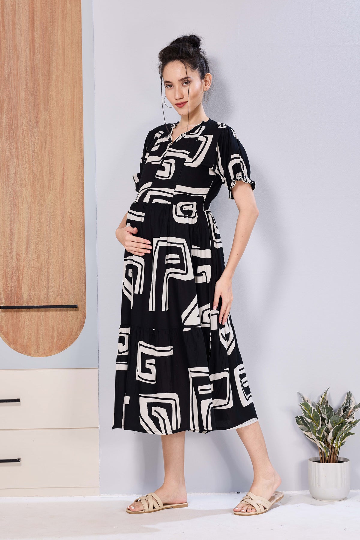 Stylish Picoting Maternity & Feeding Maxi Dress – Black & White Abstract Geometric Nursing Frock with Invisible Zipper & Scalloped Sleeves