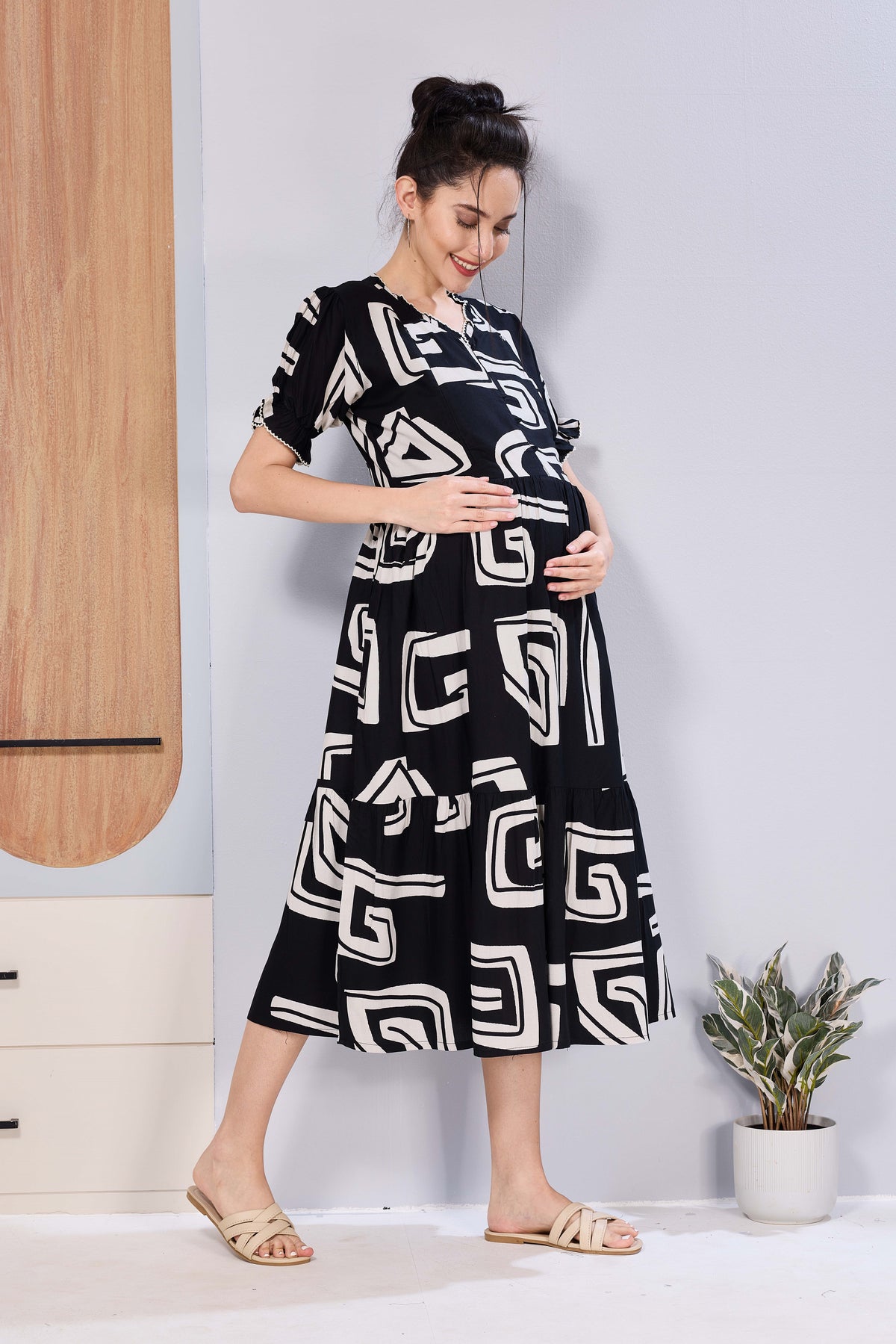 Stylish Picoting Maternity & Feeding Maxi Dress – Black & White Abstract Geometric Nursing Frock with Invisible Zipper & Scalloped Sleeves