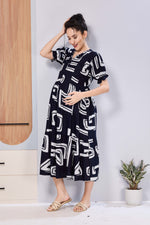 Stylish Picoting Maternity & Feeding Maxi Dress – Black & White Abstract Geometric Nursing Frock with Invisible Zipper & Scalloped Sleeves