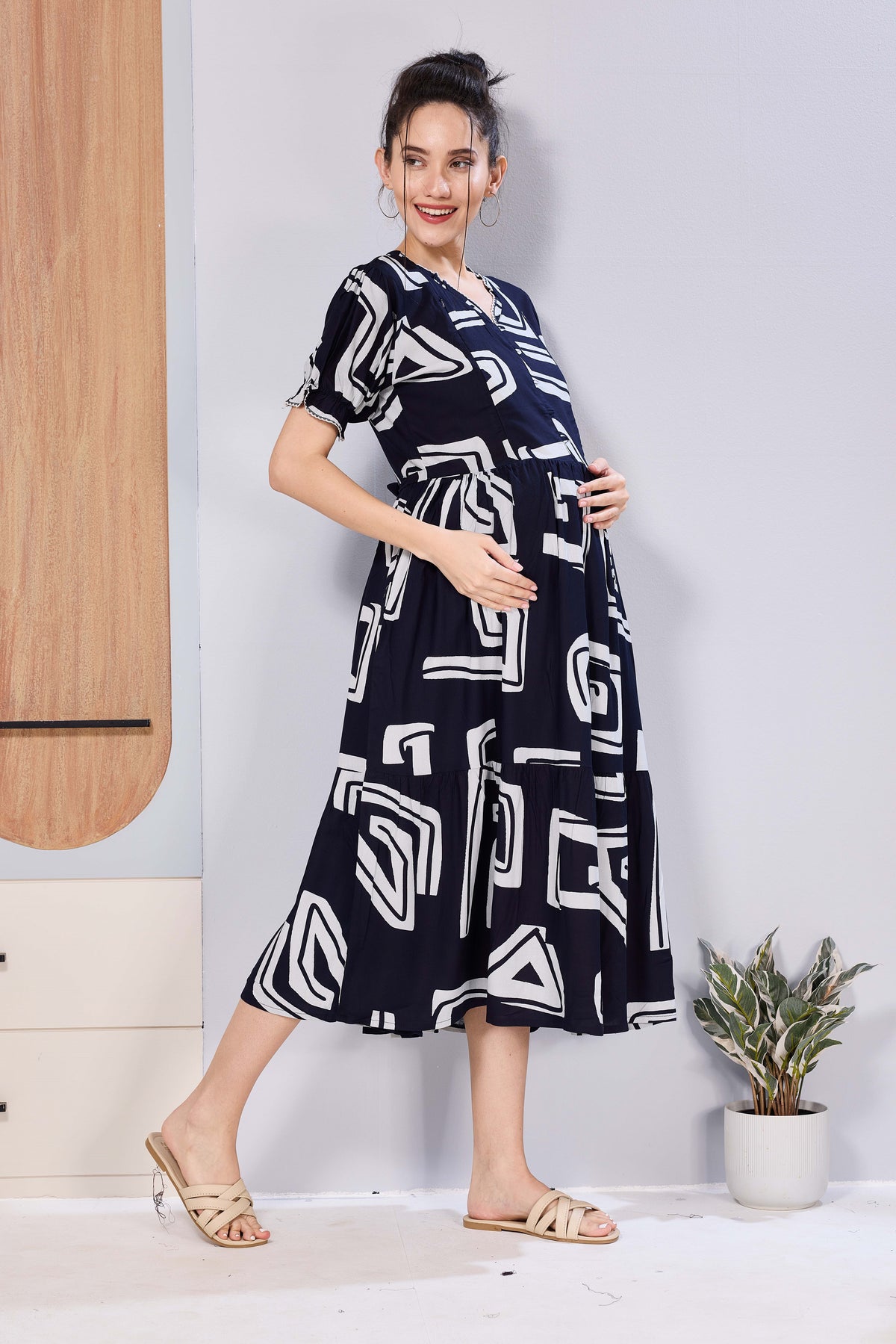 Stylish Picoting Maternity & Feeding Maxi Dress – Black & White Abstract Geometric Nursing Frock with Invisible Zipper & Scalloped Sleeves