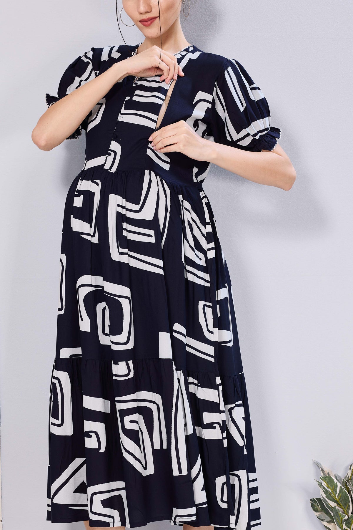 Stylish Picoting Maternity & Feeding Maxi Dress – Black & White Abstract Geometric Nursing Frock with Invisible Zipper & Scalloped Sleeves